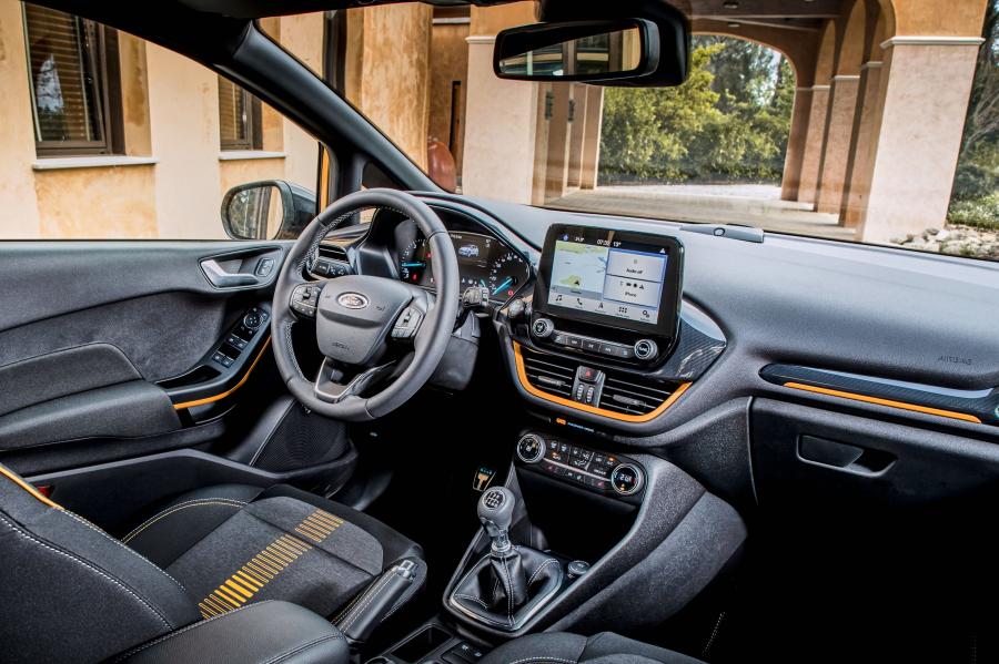 Интерьер Ford Fiesta Active 2017 года  (WW) (фото 35 из 37)